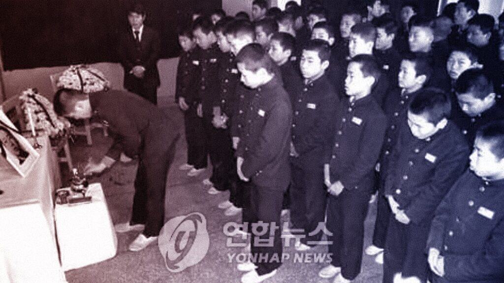 Tang lễ bé Lee Yoon-sang (이윤상) năm 1981 tại Hàn Quốc, vụ bắt cóc khiến dư luận phẫn nộ và dẫn đến oan sai