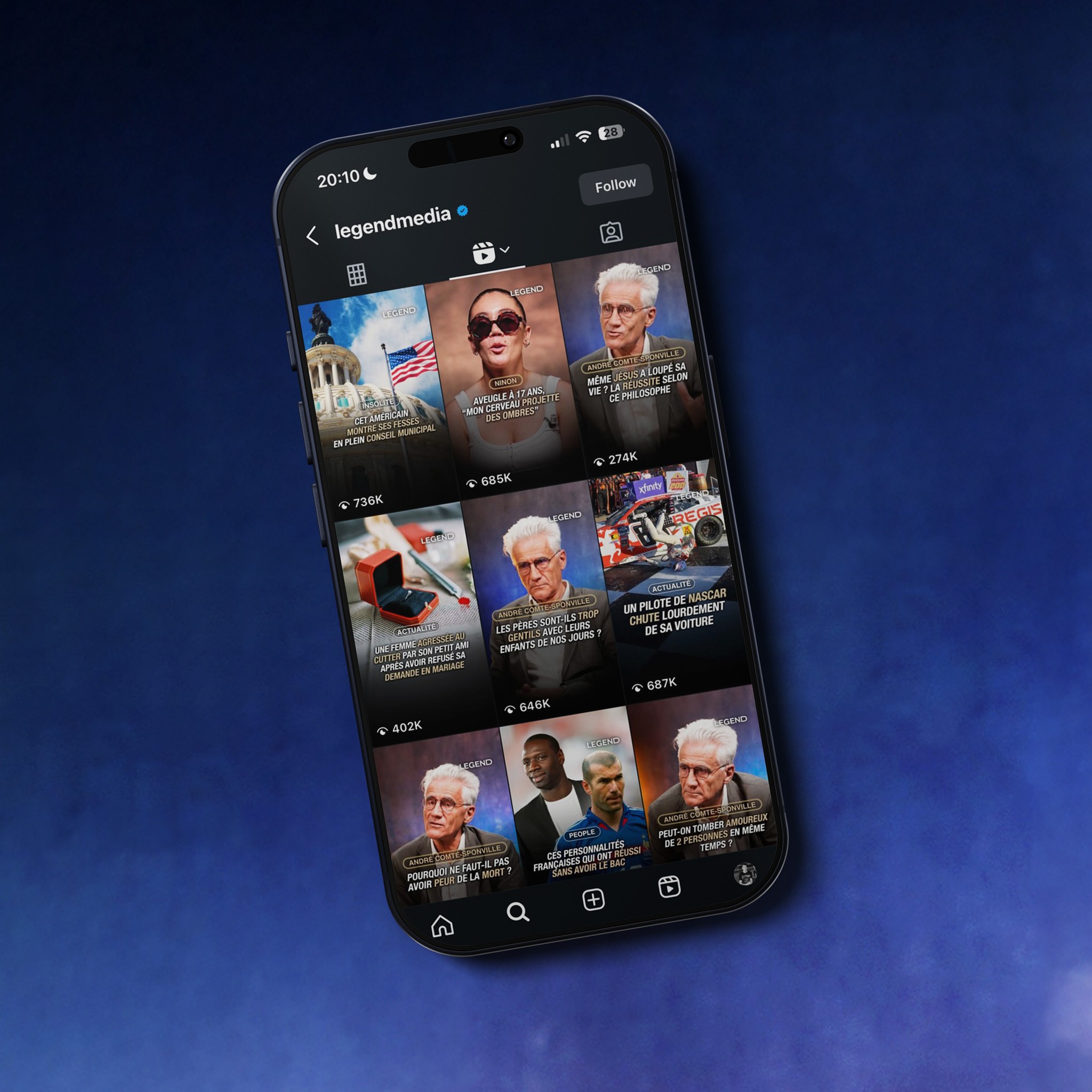 Mise en situation (mockup) du site web de Villa Wassim Marrakech, affiché sur un ordinateur portable MacBook Pro sur un bureau en bois. La page présente la section 'Activités et les alentours', avec un grand visuel de la région de Ouarzazate (paysage désertique, casbah) et le titre 'The Gateway To The Desert'. La mise en page est propre, minimaliste et haut de gamme, utilisant les polices Serif et Sans Serif de la charte graphique. Cette image démontre la qualité de l'expérience utilisateur (UX) et le design épuré réalisé par Nux-Studio pour le site web de l'hôtel de luxe Villa Wassim, facilitant la découverte des activités et du voyage.