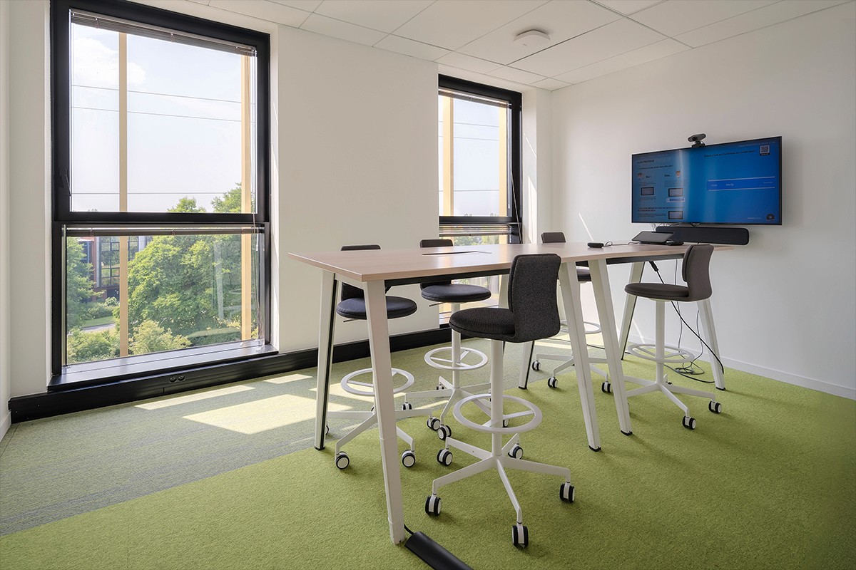 table haute de visios dans un bureaux avec vitres sur l'extérieur  — photographie architecture intérieure Lille Nord | Anteale Yann Manac’h 2025