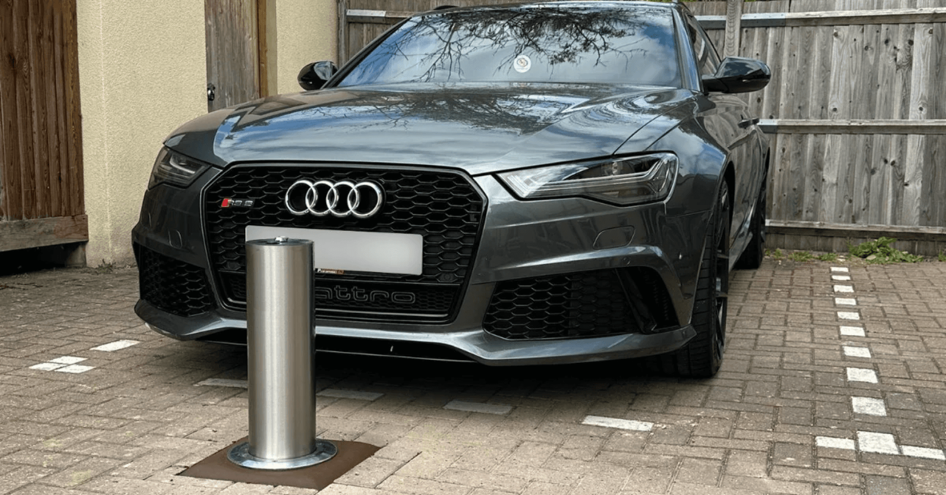 Automatic Bollard protecting Audi RS6