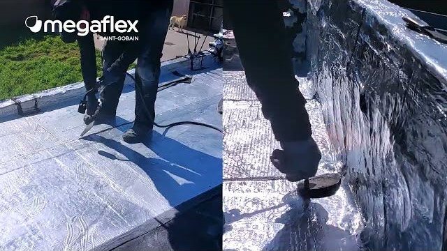 Colocación de membrana Megaflex con aluminio en un techo, con soplete (foto Megaflex)