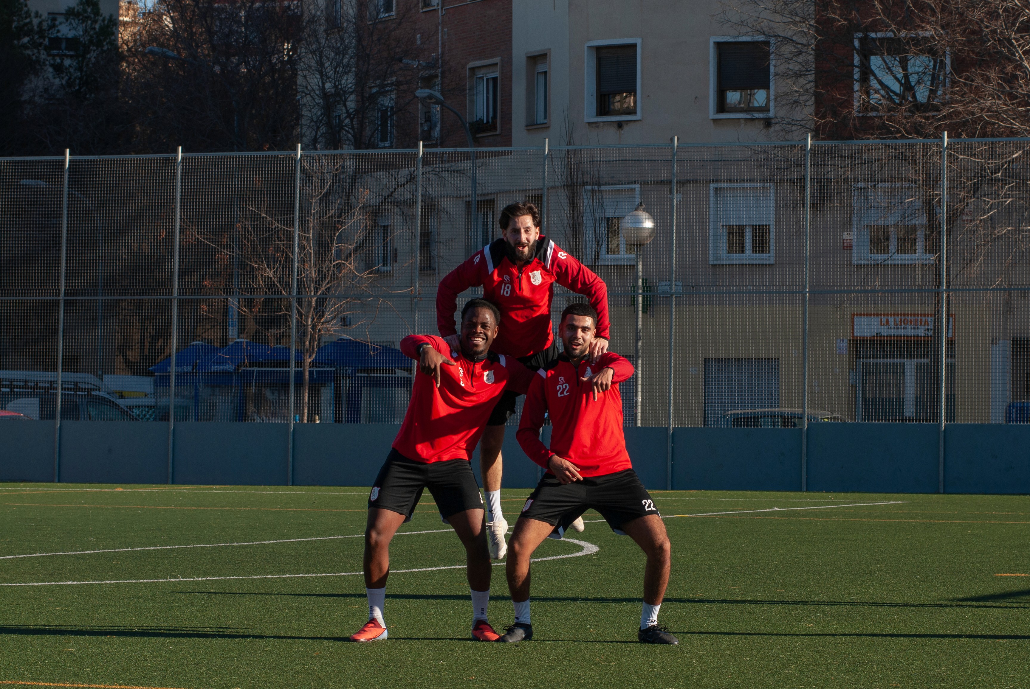 Voetbal team huurt voetbal veld in Barcelona op voetbal trainingskamp.