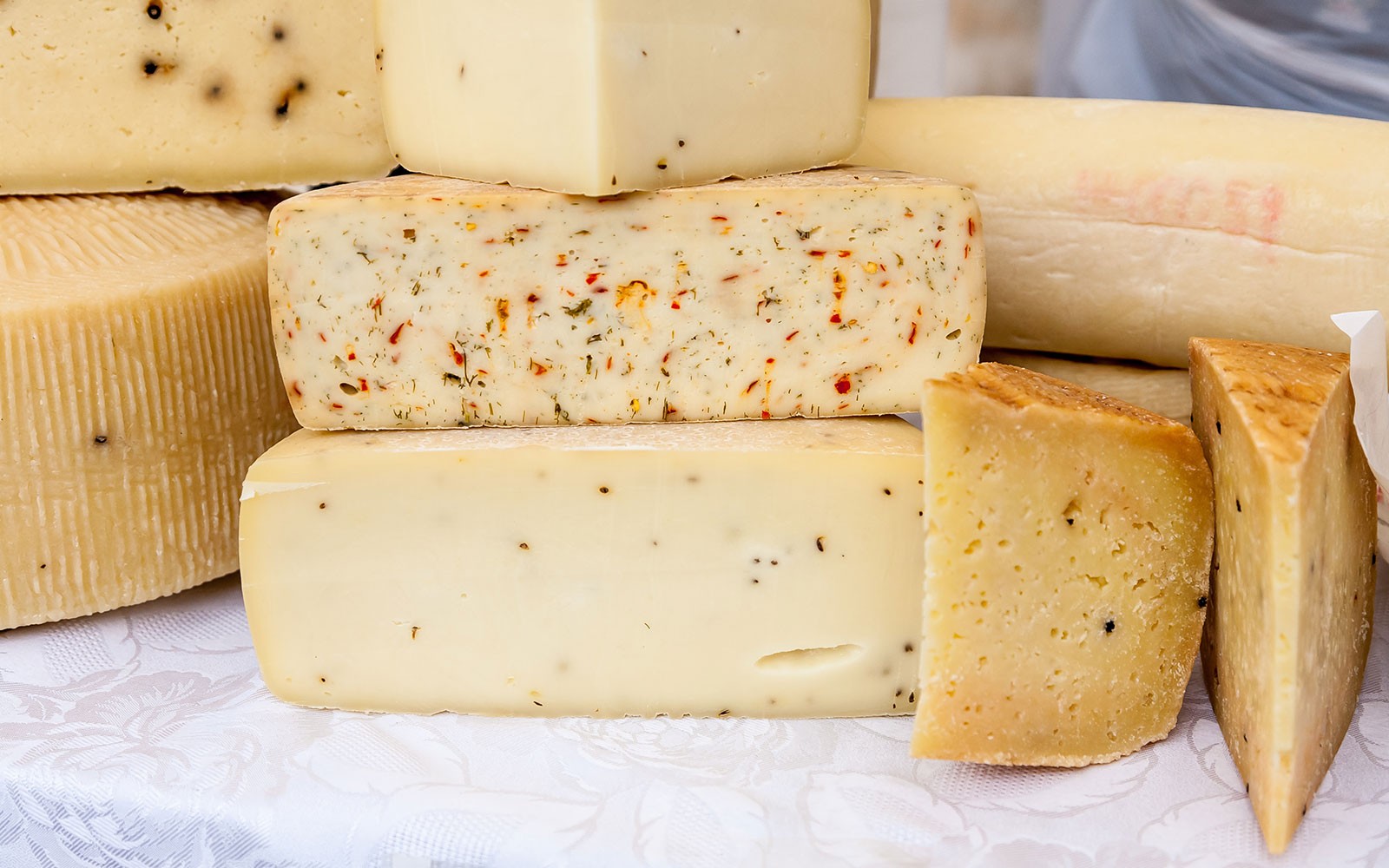 Quesos franceses surtidos en exhibición durante un tour gastronómico gourmet en París.