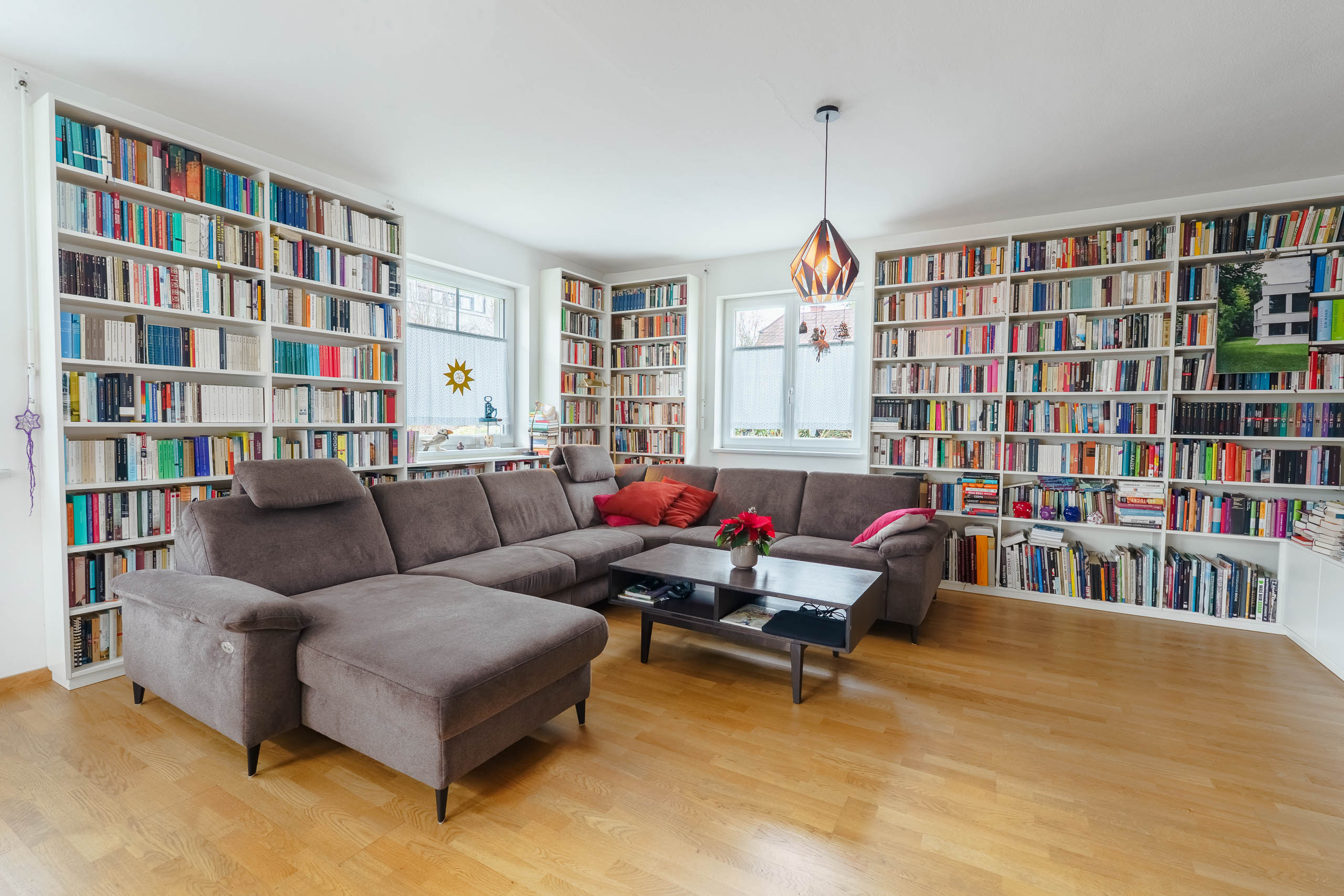 Hochwertige Immobilienfotografie eines minimalistischen Wohnbereichs in Wien, Loft-Stil.
