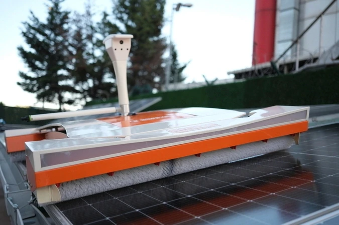Robot Autonom Robsys cu Inteligență Artificială Pentru Parcuri Fotovoltaice la Scară Largă