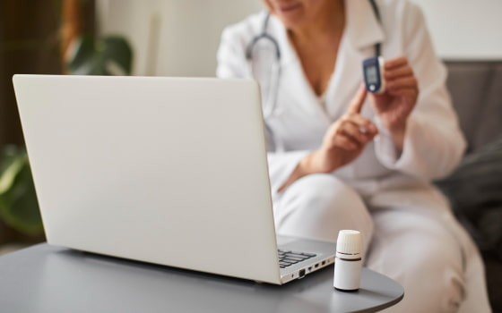 Лікар консультує пацієнта онлайн