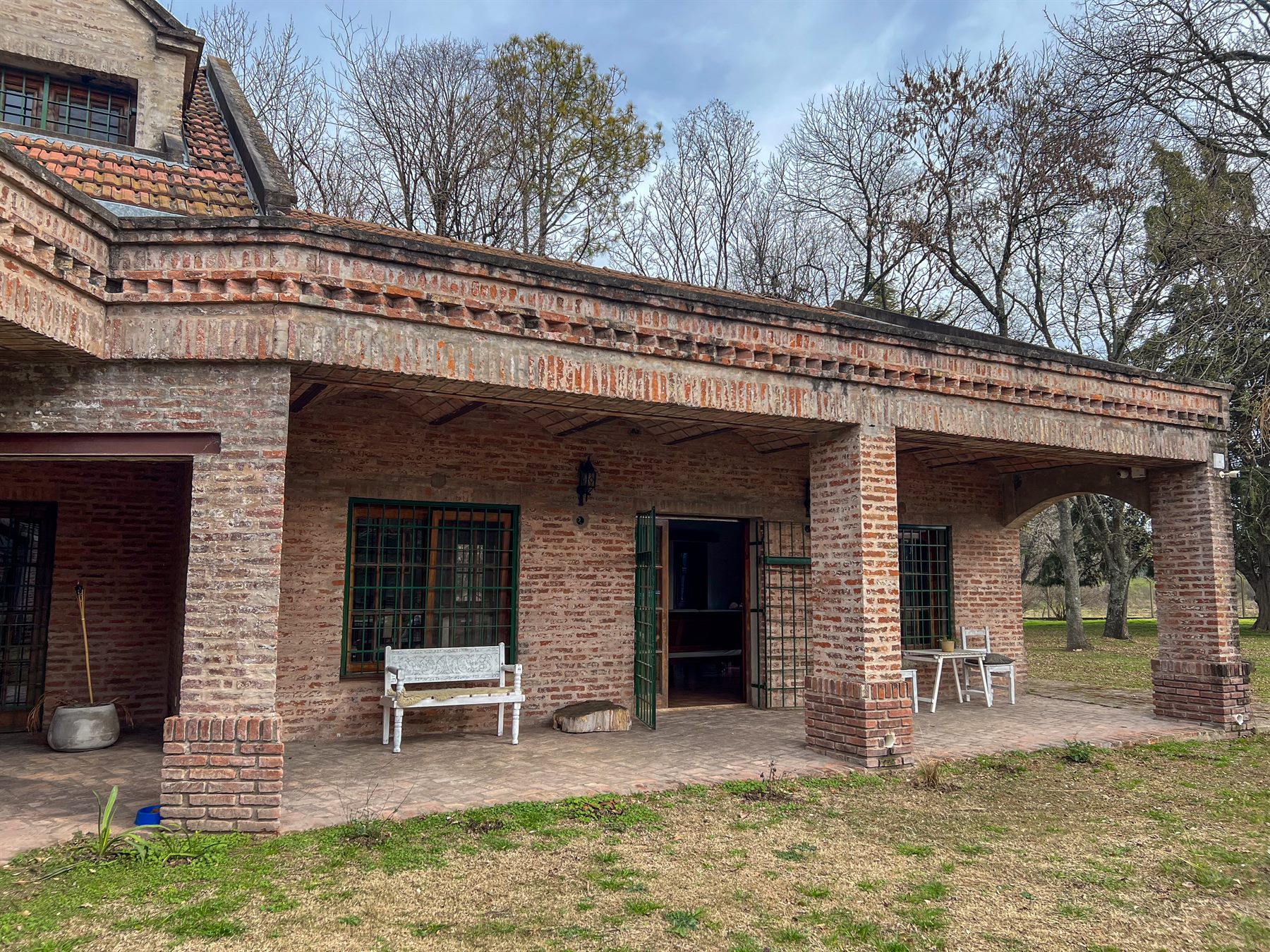 La galería de ladrillo de la casona de La Dorada