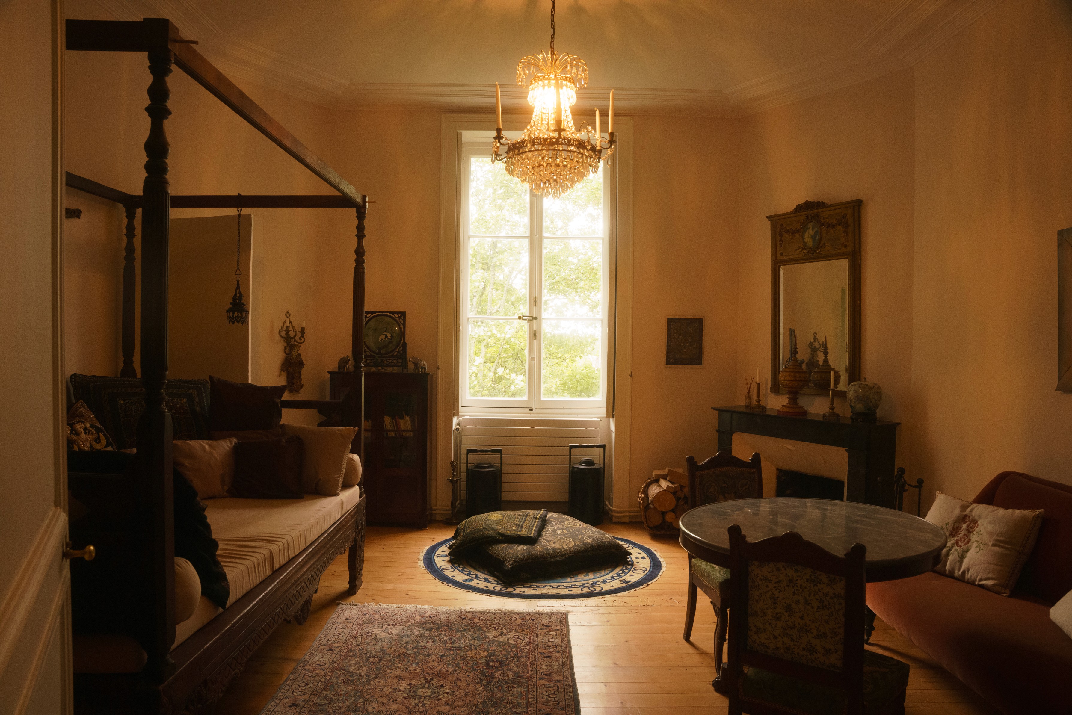 Bedroom with a four-poster bed and antique furnishings