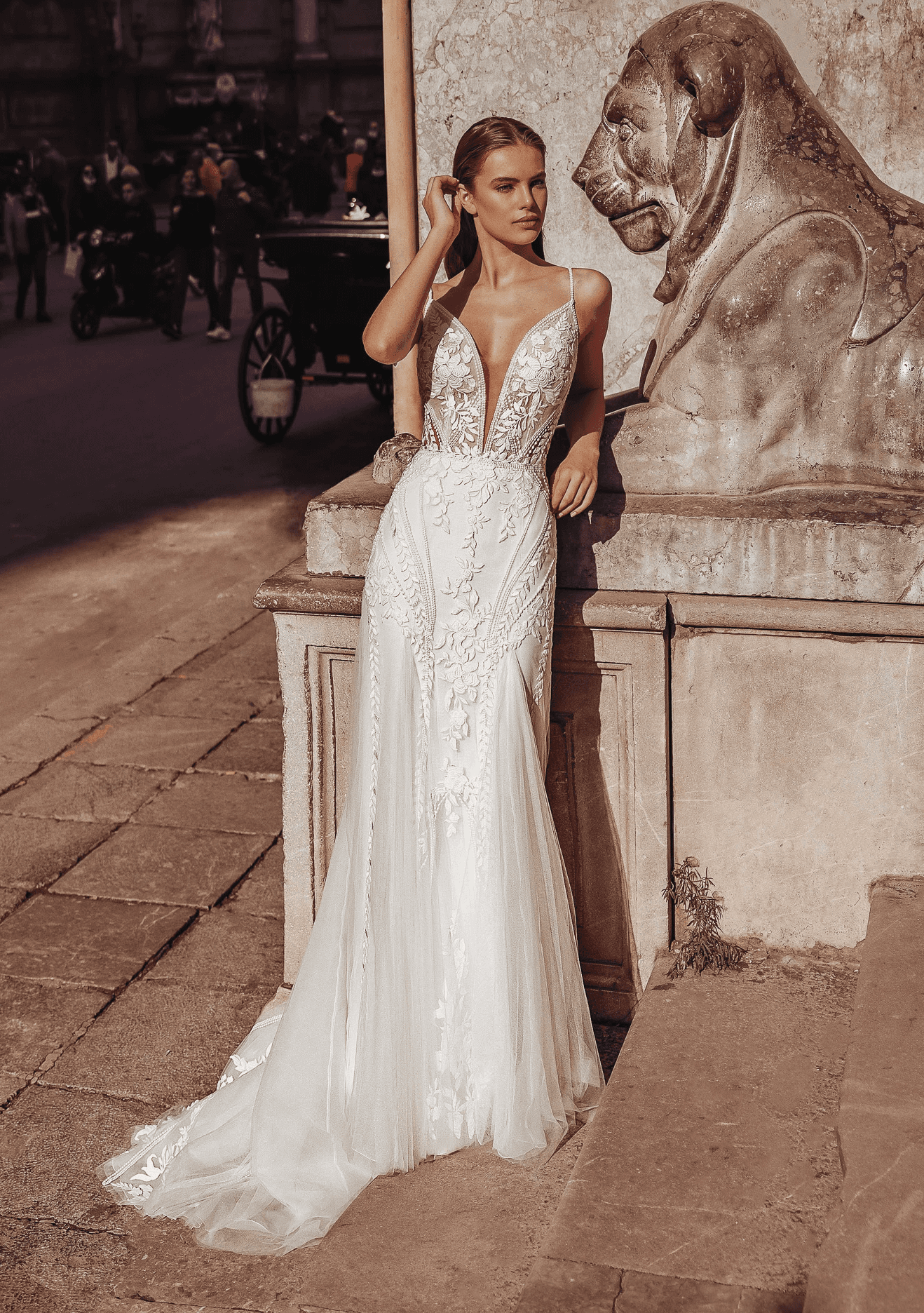 Natürliches Boho Brautkleid von Modeca mit zarter Spitze im Bohemian-Stil