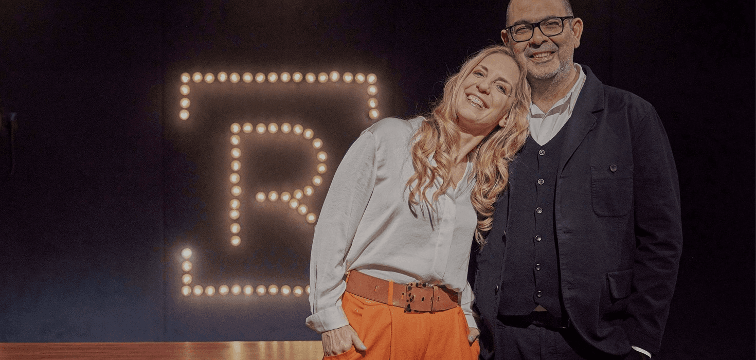 Caro Matzko steht vor einem Publikum und hält einen Vortrag.