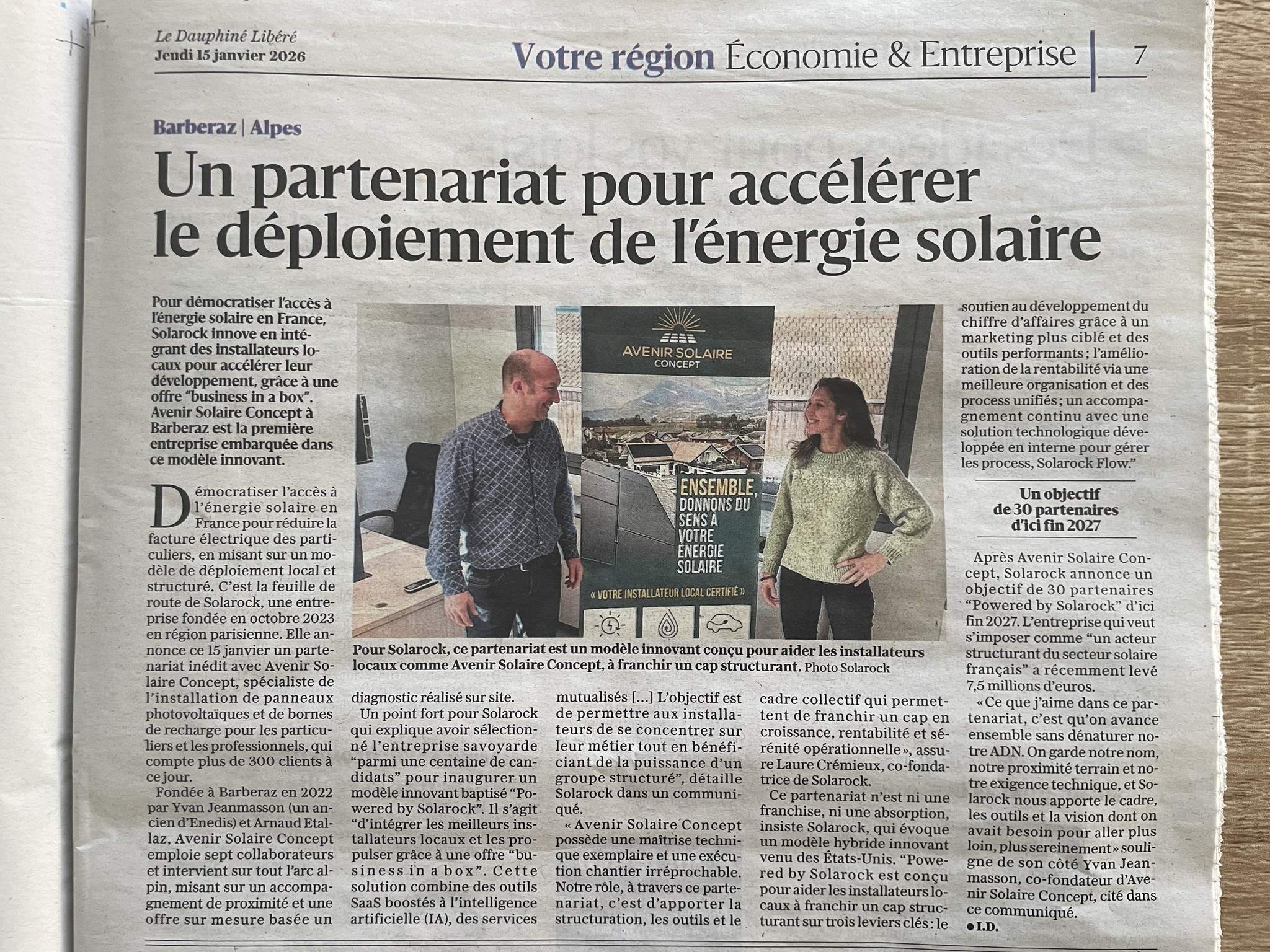 Photo du journal Le Dauphiné Libéré qui met en avant Avenir Solaire Concept powered by Solarock