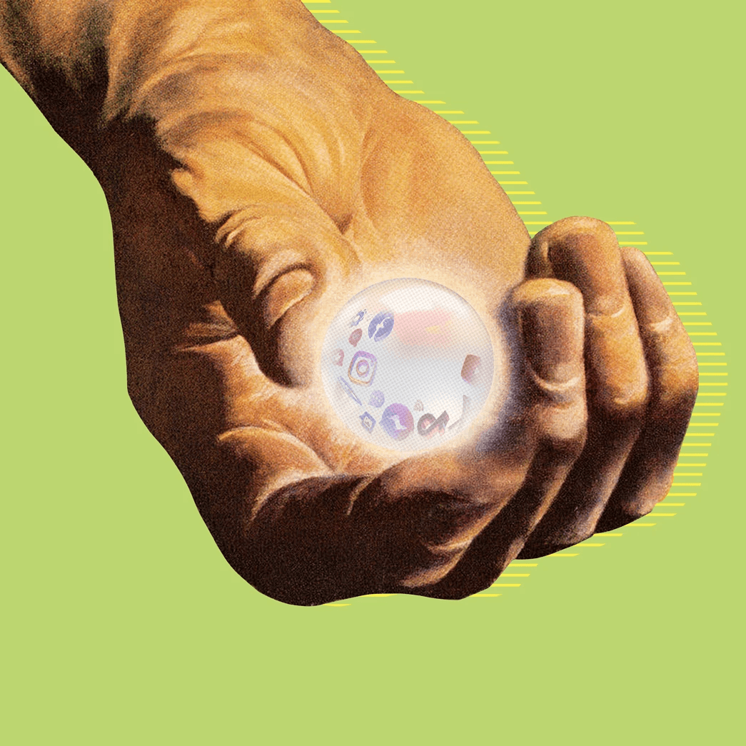 Mano sosteniendo esfera con iconos de redes sociales en fondo verde.