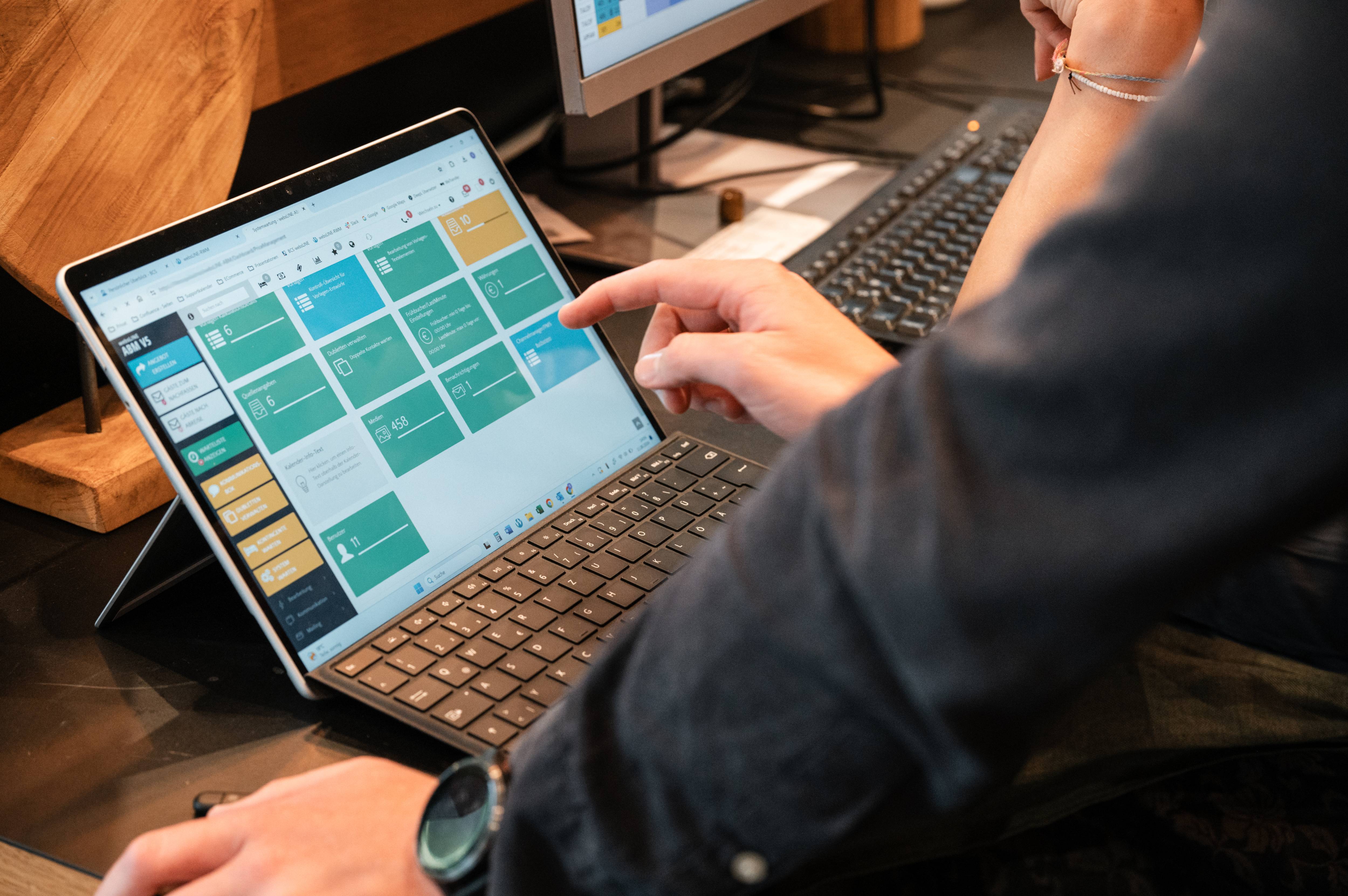 Person bedient das ABM auf einem Laptop.