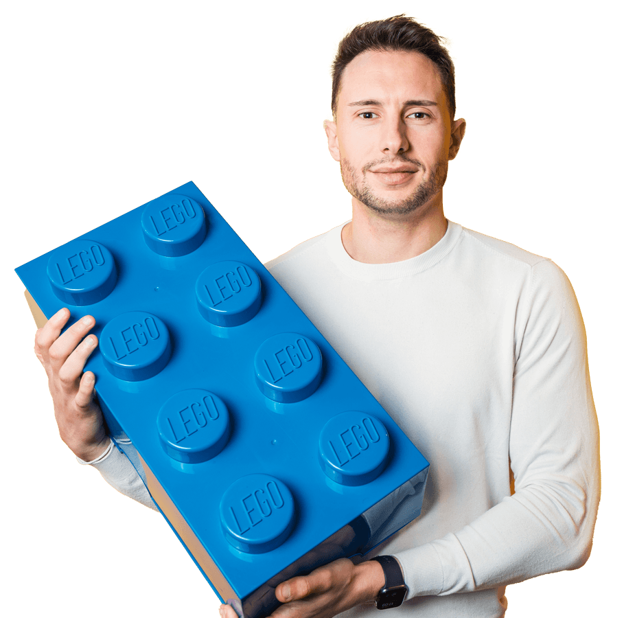 homme qui porte un légo géant bleu dans les mains