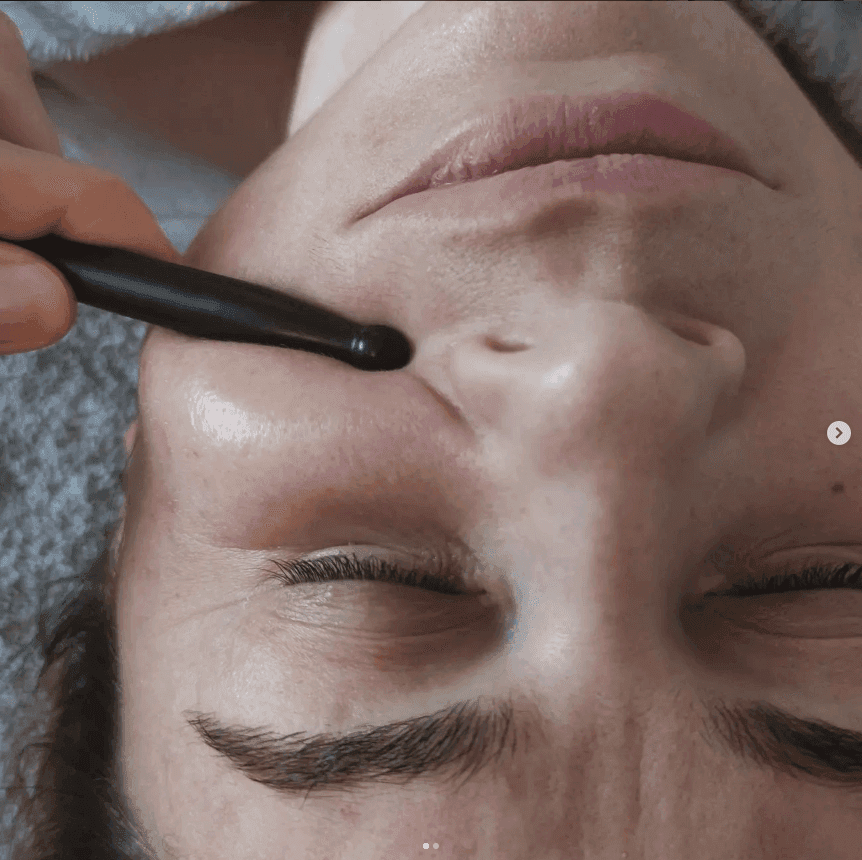 Relaksujący masaż twarzy techniką Oshin Bian w studio Olala w Kozienicach.