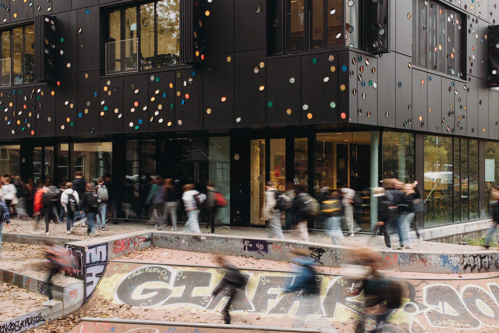 Photo of the exterior of the Metis Montessori Lyceum seen from the Oosterpark, with the skateramp just in front of the building