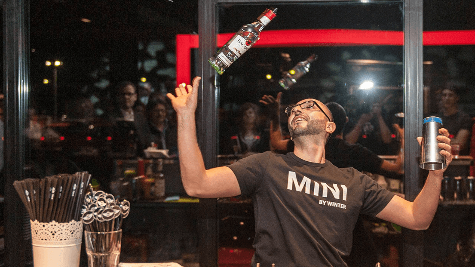 Tony Oliviero zeigt eine professionelle Flairbartending-Show – Inspiration für Anfänger, Hobby-Mixer und Profis.
