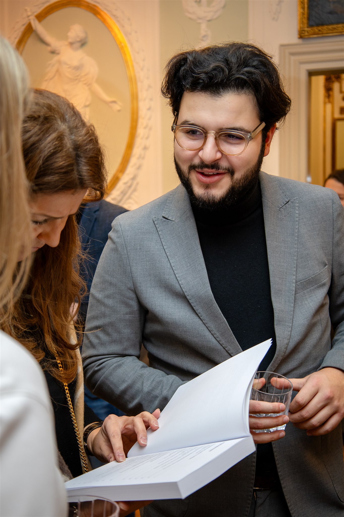 Guests exchanging views on the Recht KI book during launch event in Zurich