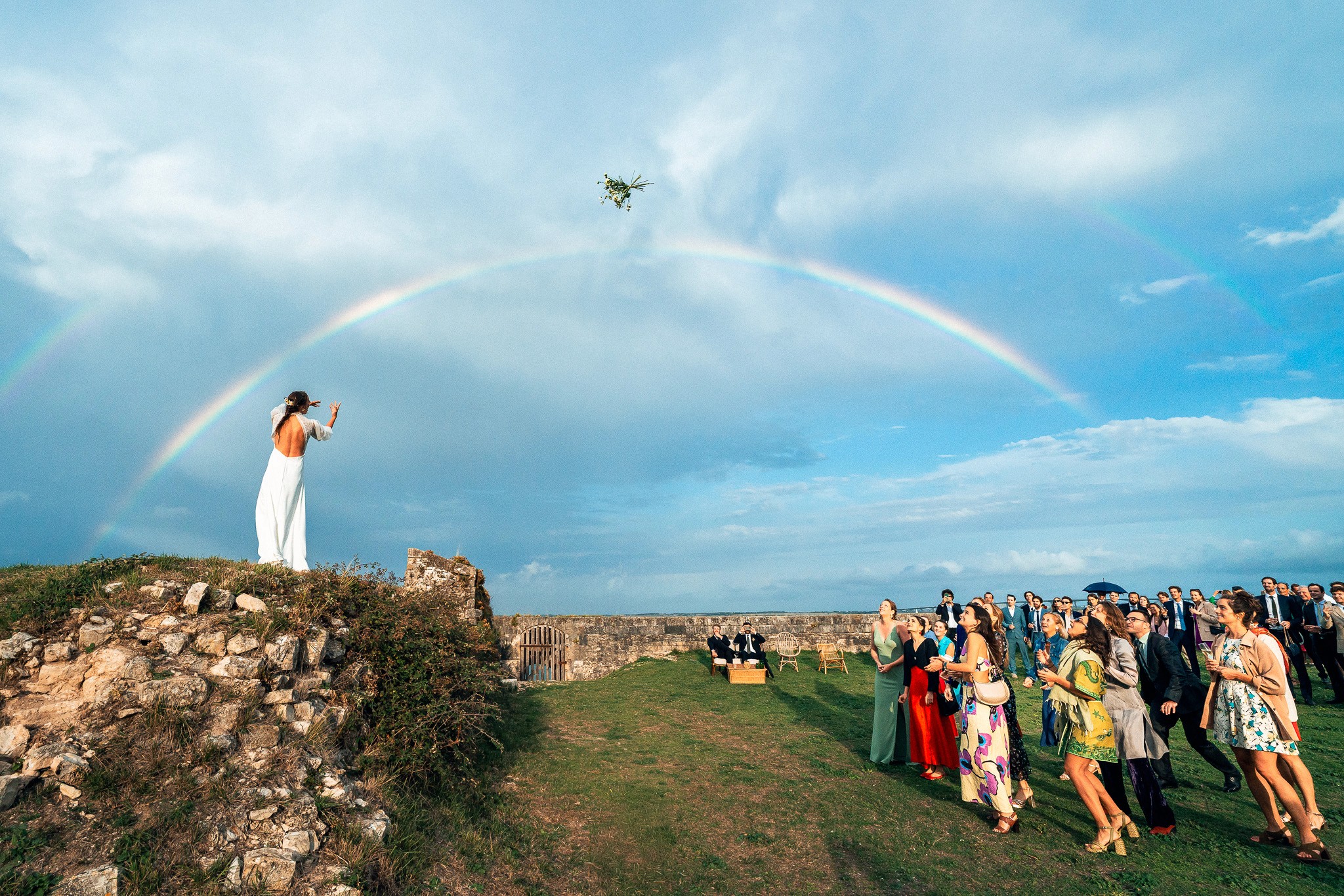 Mariée lançant son bouquet sous un arc-en-ciel, Pays Basque