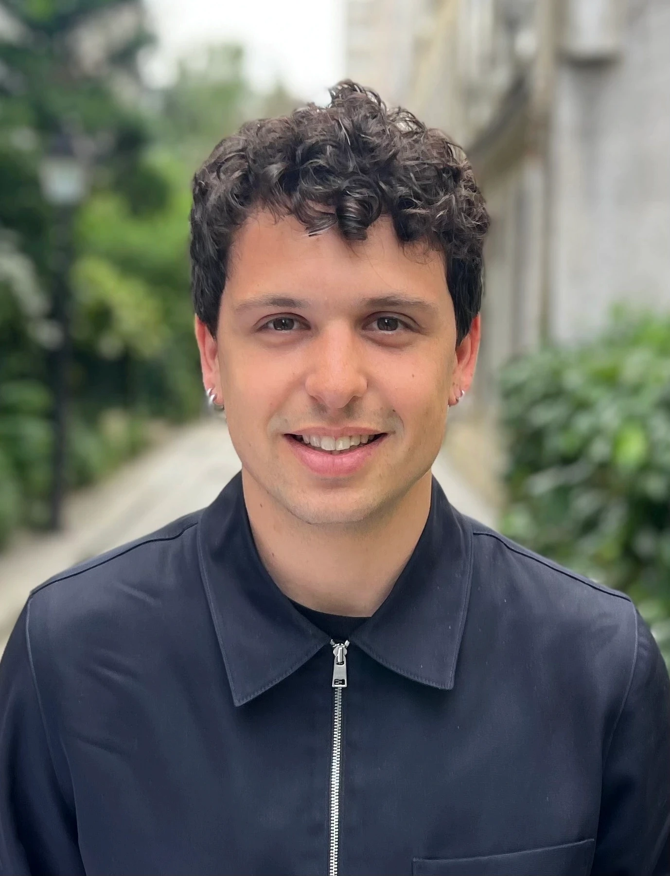 Homme brun de face, fondateur