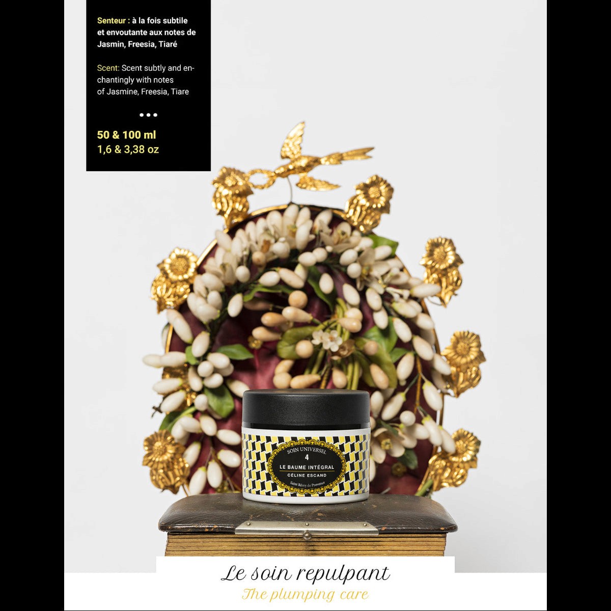 Pot n°4 du Baume Intégral Céline Escand, soin universel bio au parfum subtil et envoûtant de jasmin, freesia et tiaré, présenté devant une composition florale et dorée raffinée.