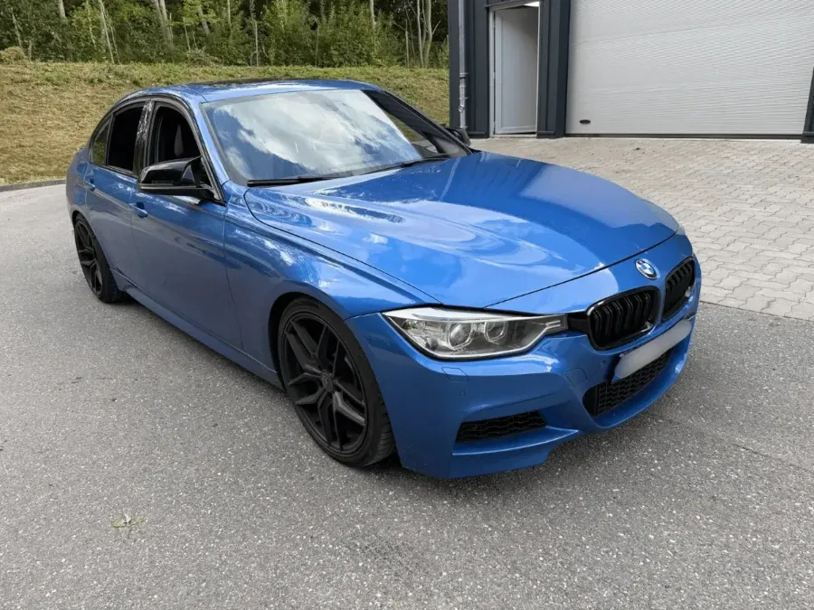picture of an bmw in blue