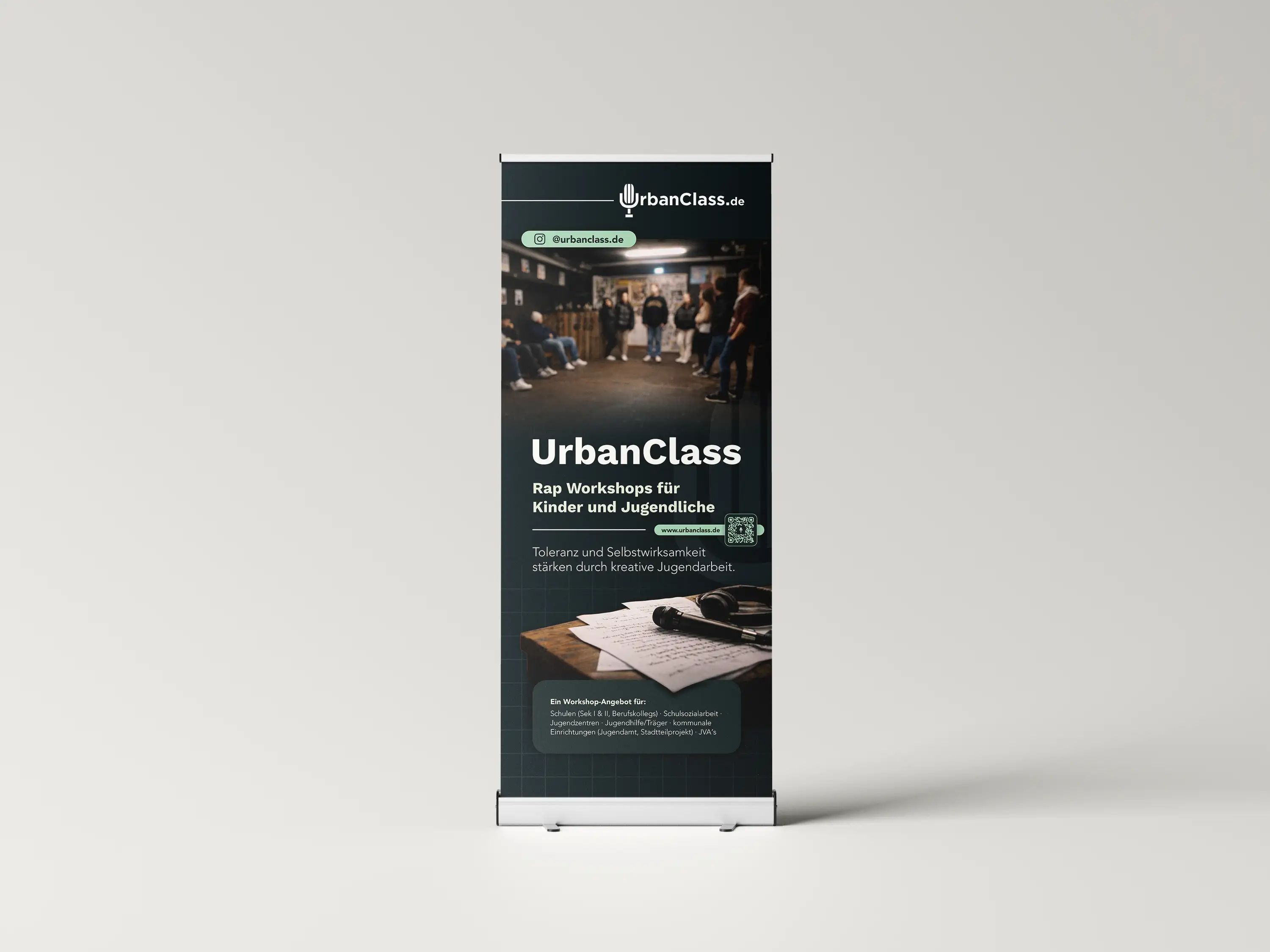 Detailansicht des UrbanClass-Rollups mit Logo, Veranstaltungsfoto und Slogan Toleranz und Selbstwirksamkeit stärken