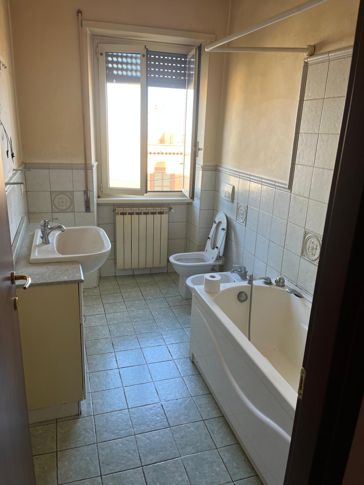 Bagno prima dell'intervento di Kiko ristrutturazioni a Torre Maura Roma