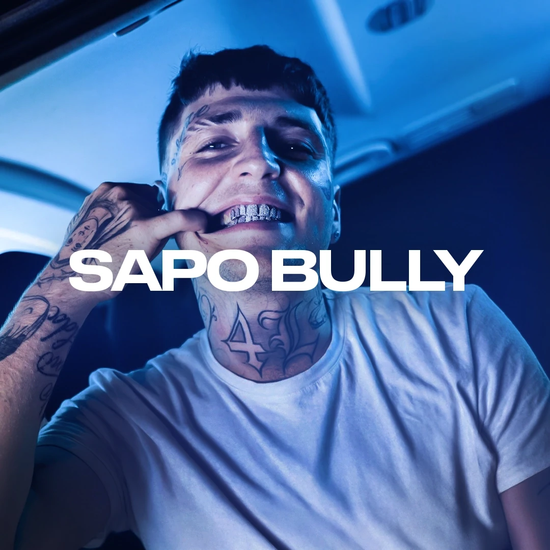 Sapo Bully in studio al microfono.