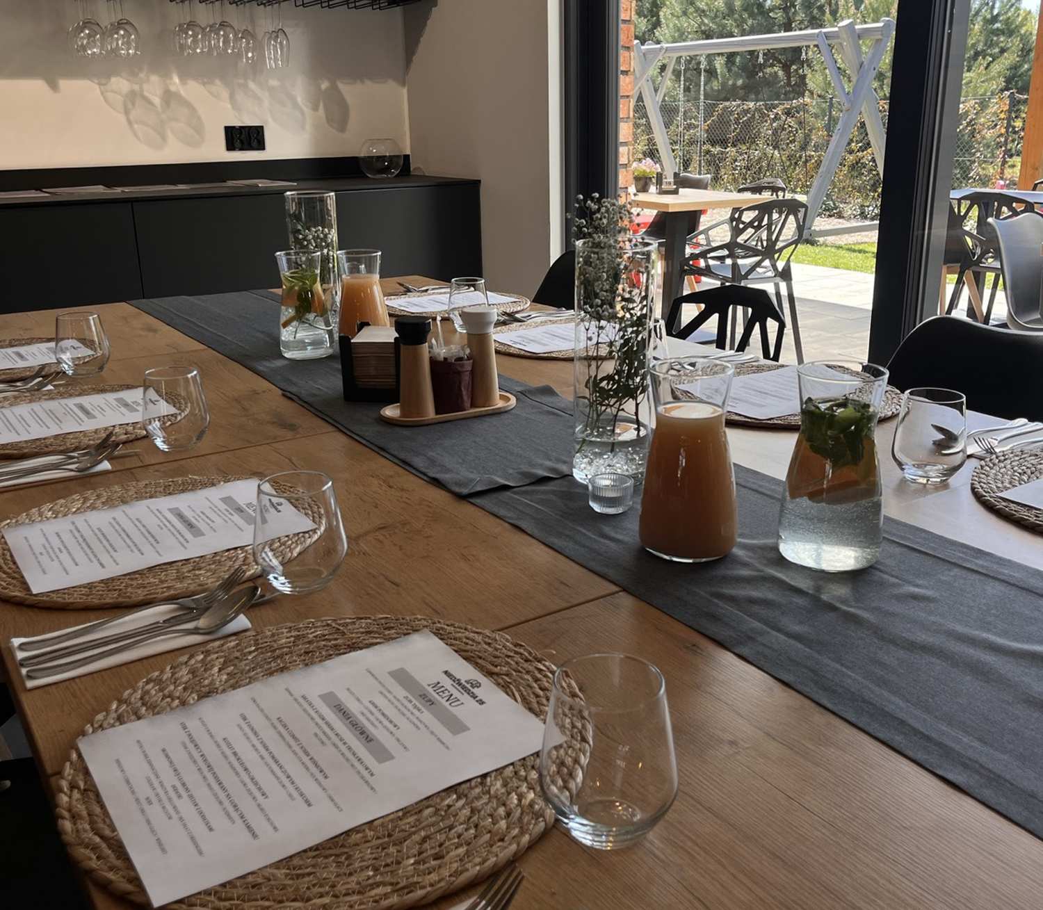 Obiad rodzinny pod Poznaniem w restauracji z widokiem na ogród