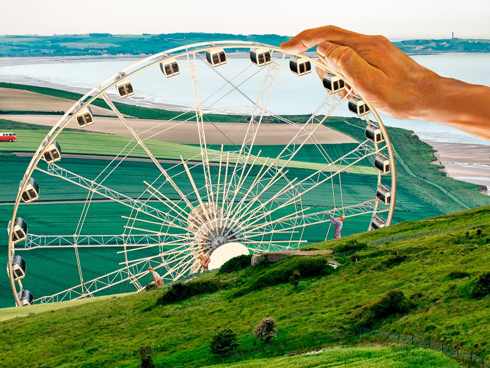 Rueda de la fortuna gigante en paisaje verde junto al mar con detalles surrealistas.