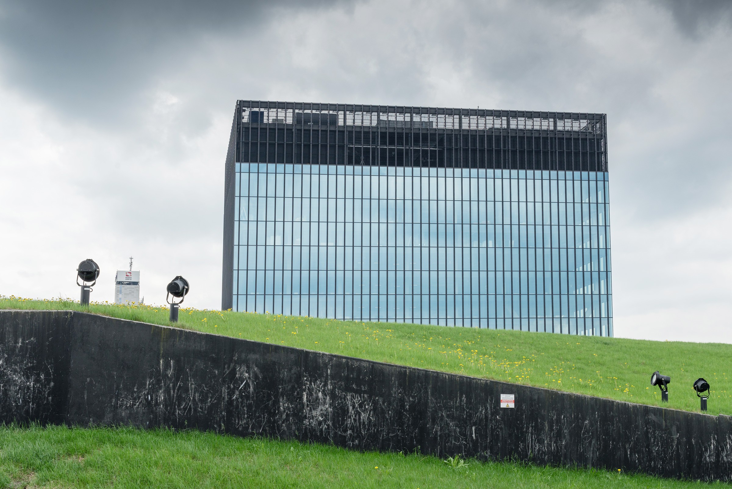 szklany wieżowiec KTW w pochmurny dzień