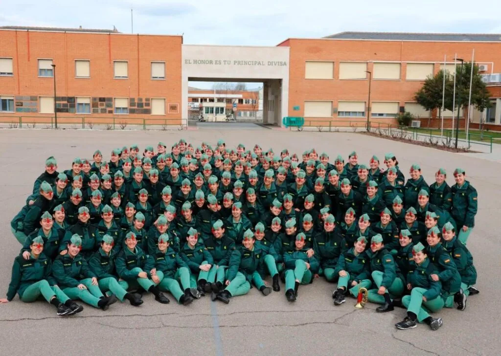 guardias civiles jovenes posando en una foto delante del colegio de guardias jovenes