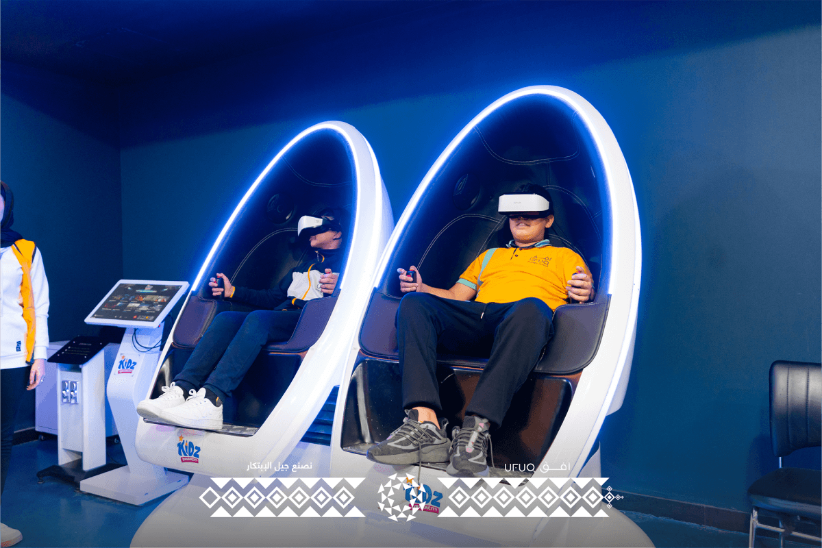 طلاب صغار يدخلون في تجربة واقع افتراضي