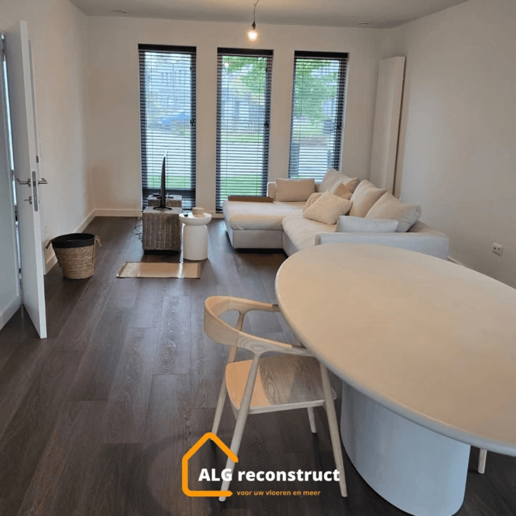 Klikvloer met donkere houtlook geplaatst in leefruimte