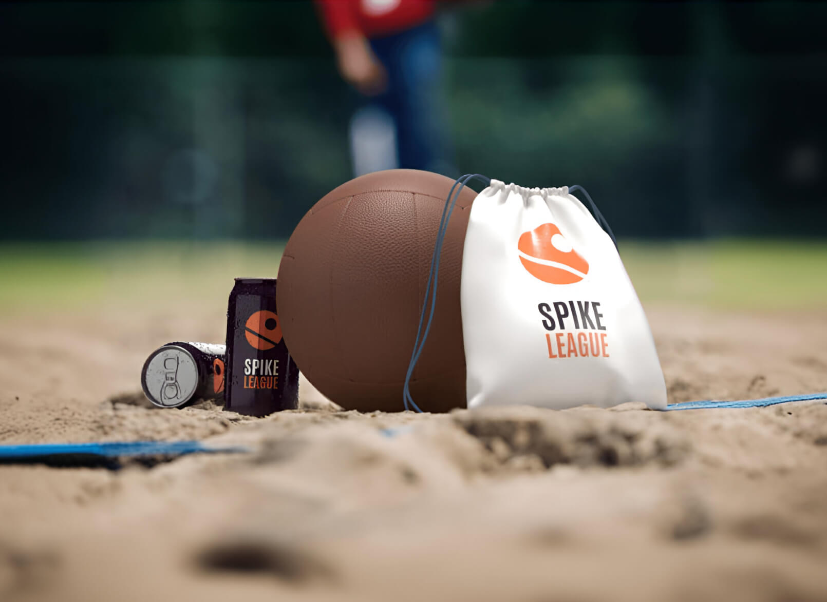 Borsa, palla e lattina su campo da beach volley