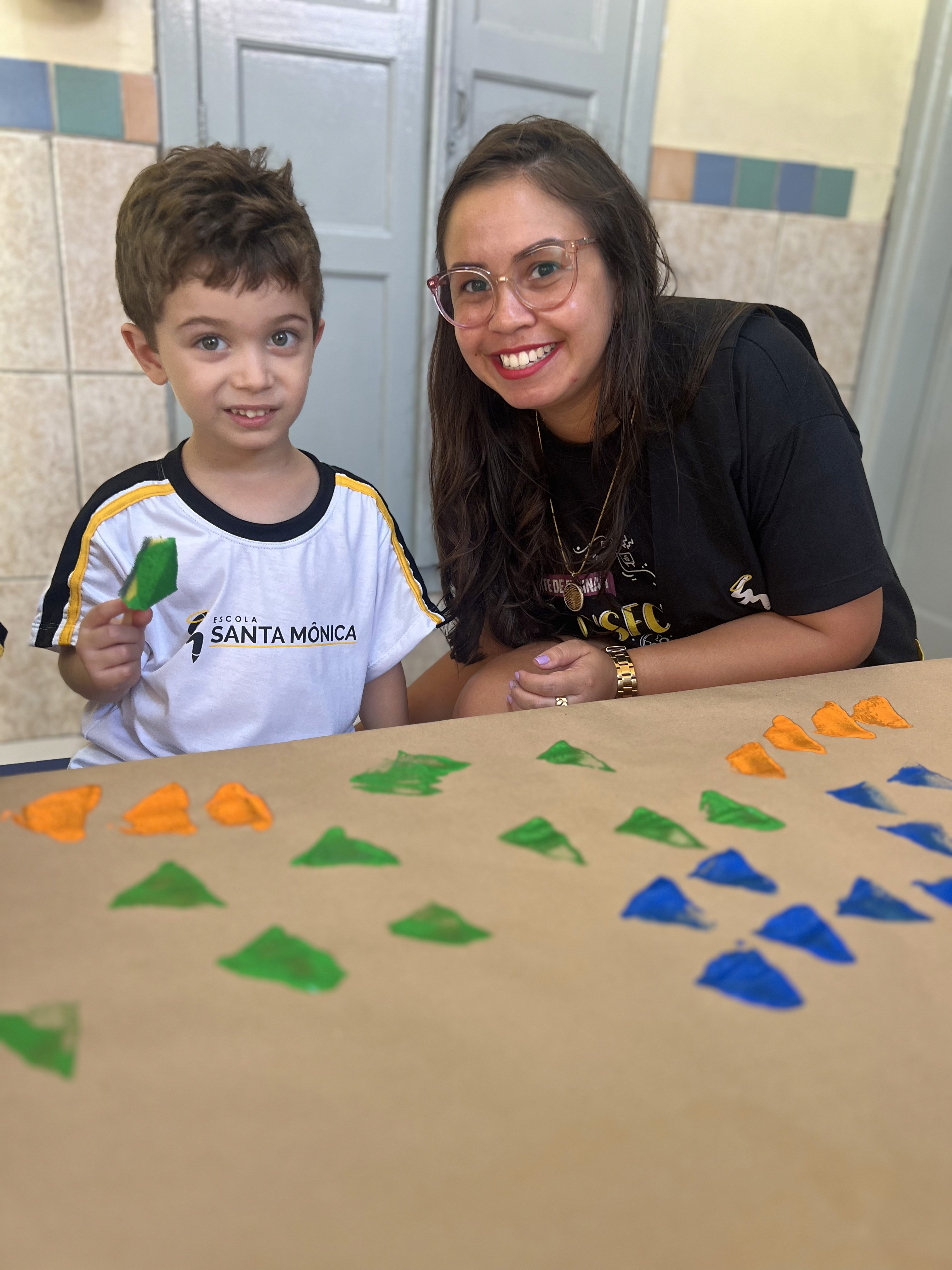 Alunos do Jardim II da Escola Santa Mônica participam de atividade do projeto Astroalfa explorando a letra A.