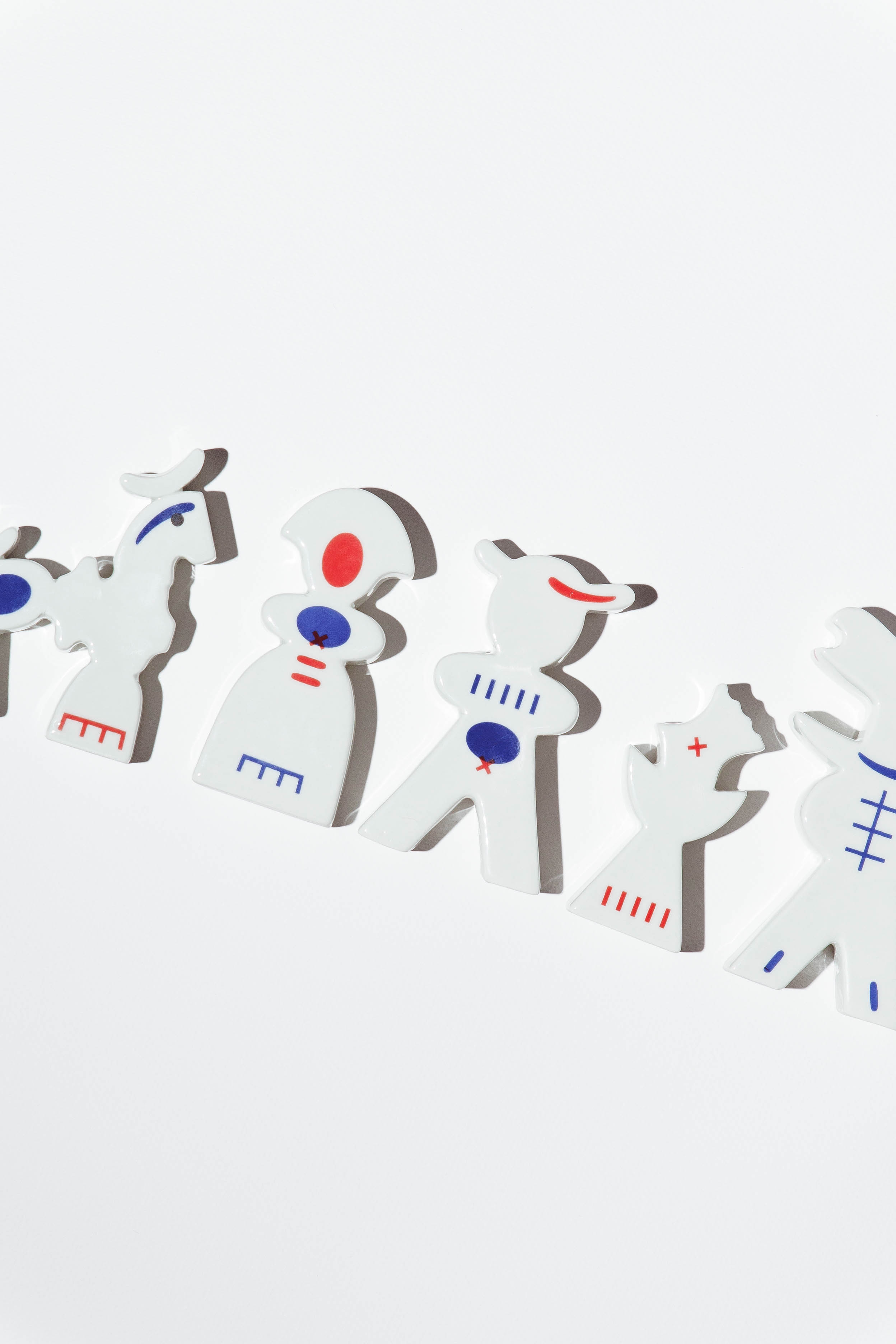 Porcelánové hračka-sochy od Niny A. Šoškovej inšpirované folklórom, postavami z detstva a galandovským umením – kompozícia figúrok