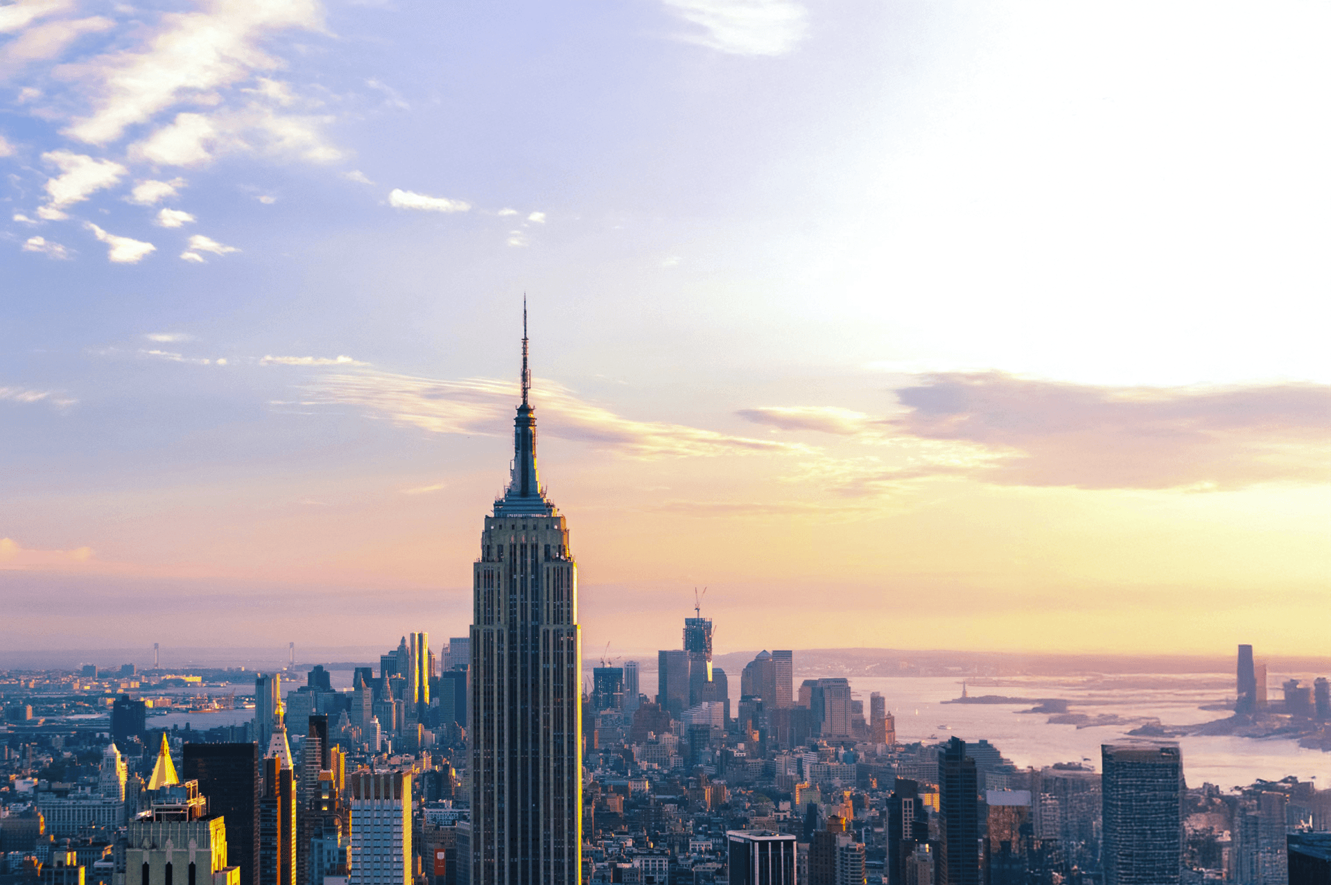 Blick auf das Empire State Building und die Skyline von New York City bei Sonnenuntergang.