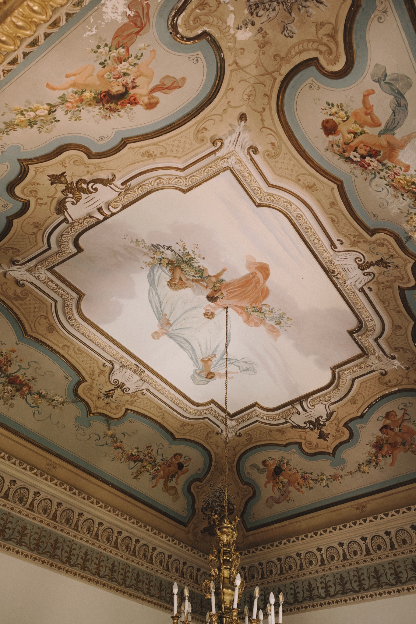 Affreschi settecenteschi e decorazioni dorate del soffitto al Castello di Tabiano, con lampadario in stile barocco
