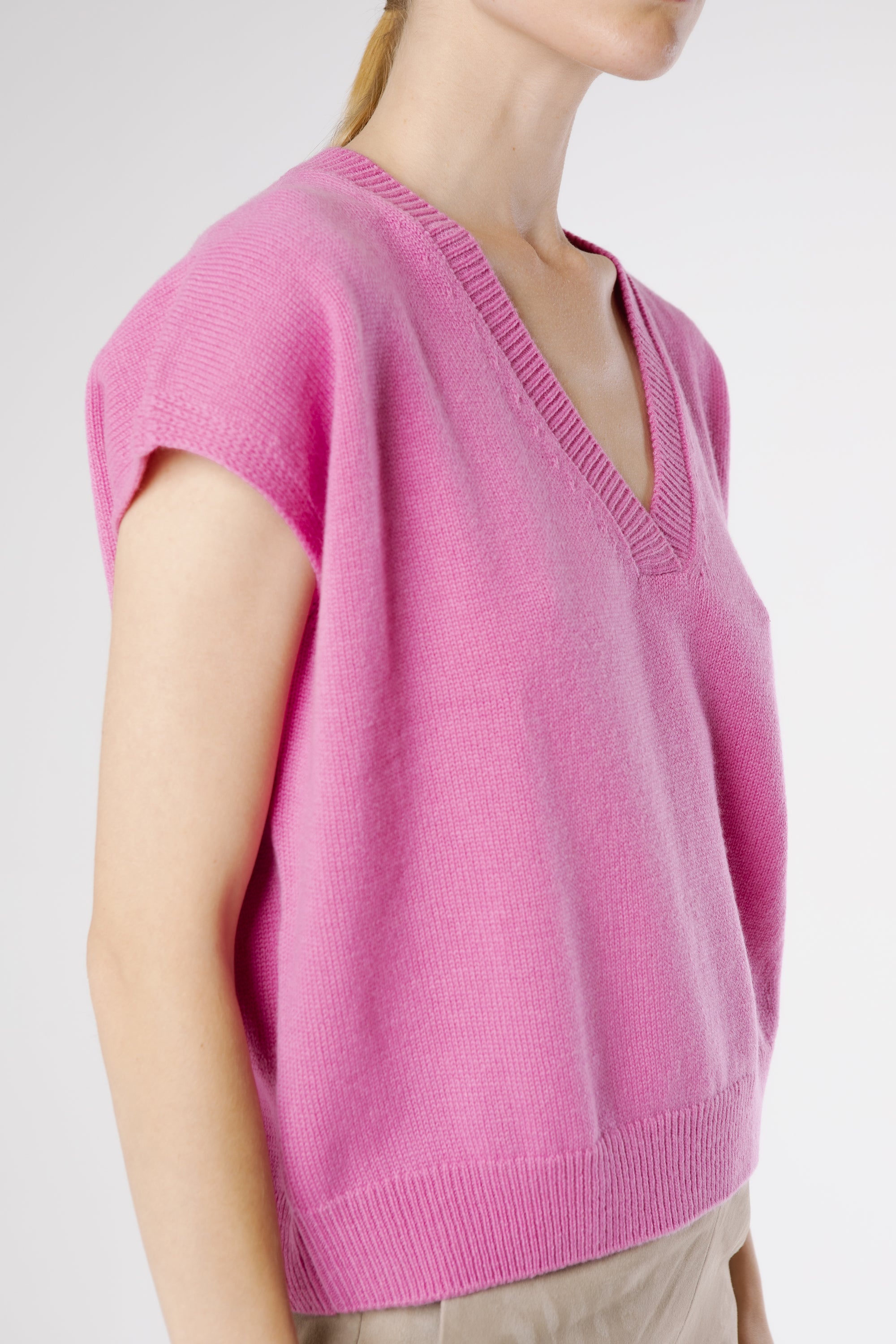 Side view of Felis Cashmere Pullover Orchidea highlighting soft drape and modern proportions.