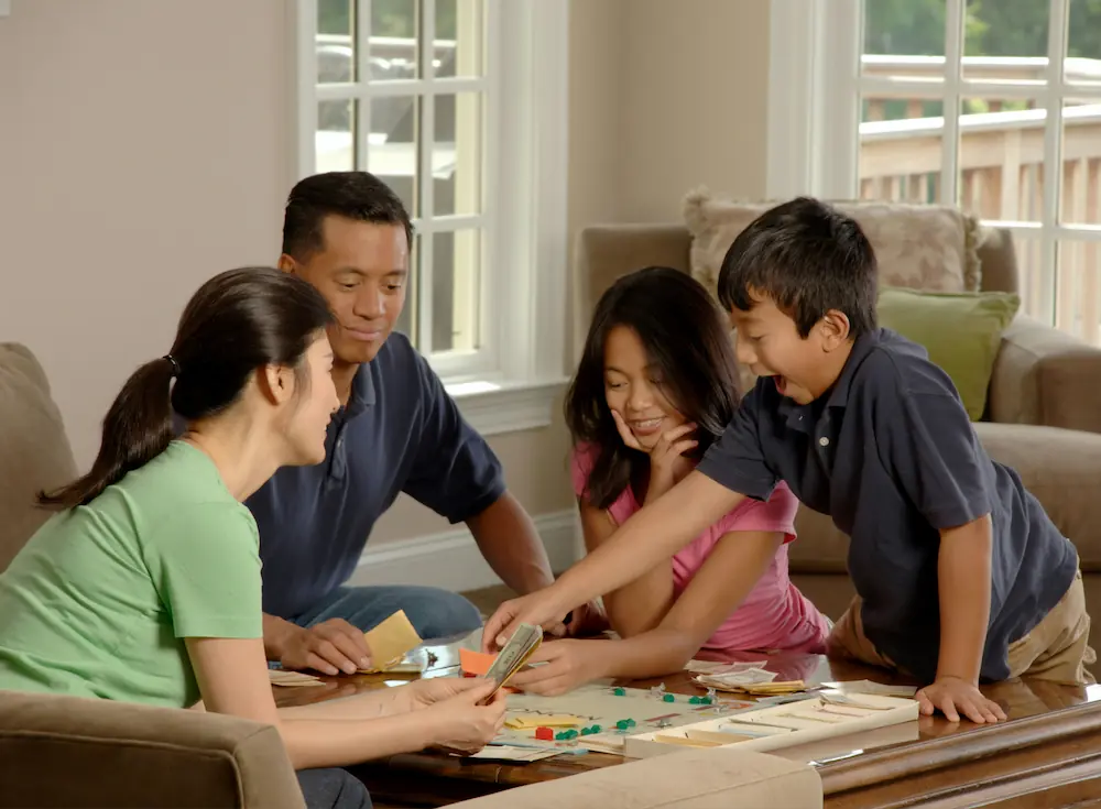 Familie spielt ein Spiel auf dem Tisch