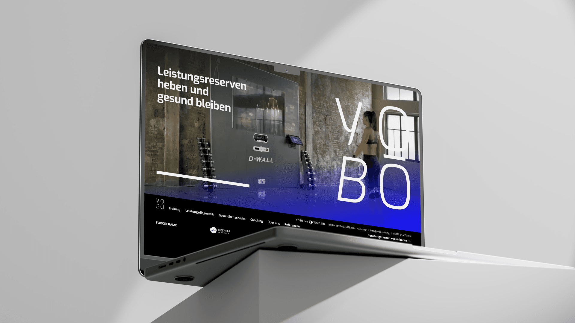 Ein Laptop, auf dem die YOBO-Website angezeigt wird.