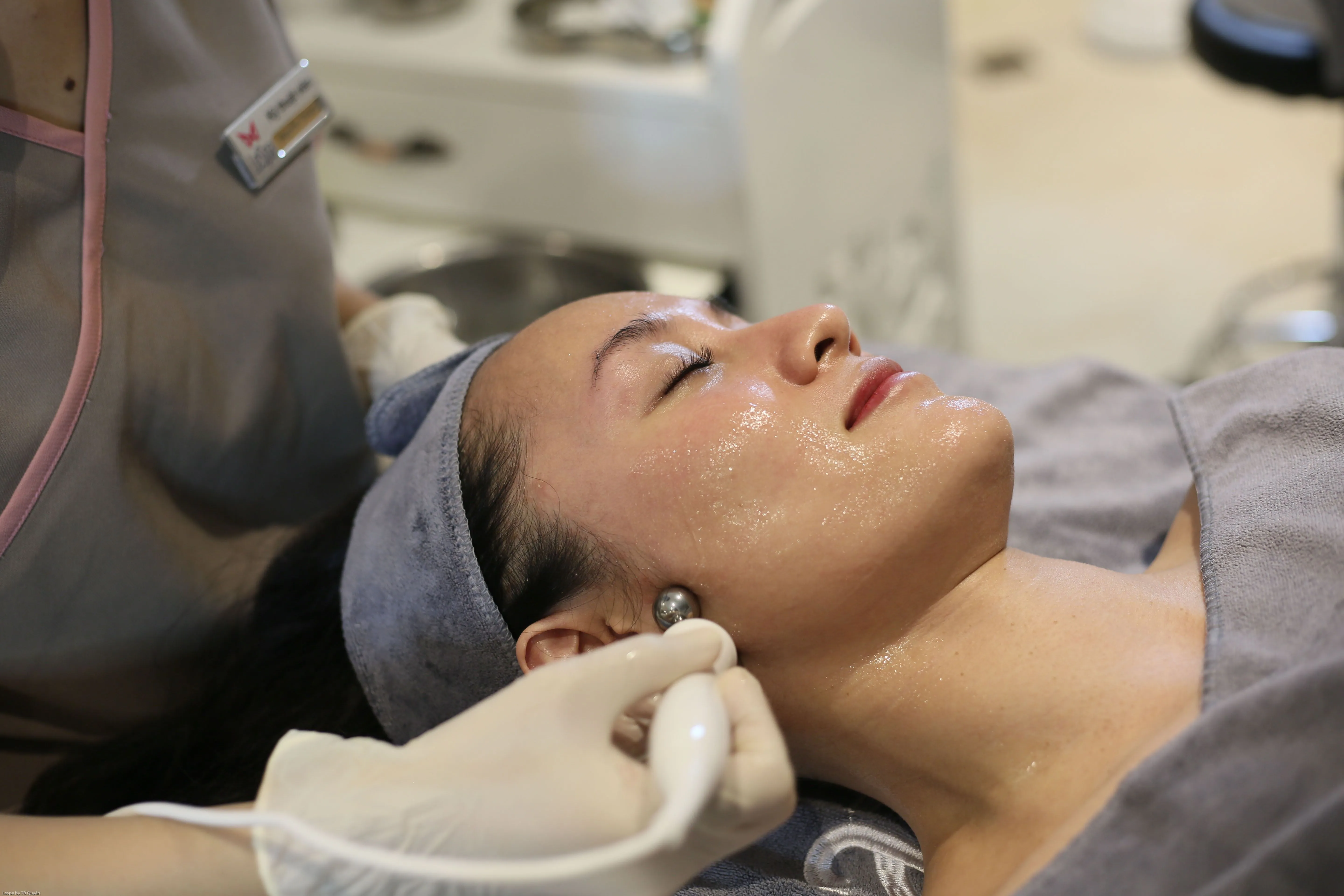 dokter kecantikan yang sedang melakukan treatment facial