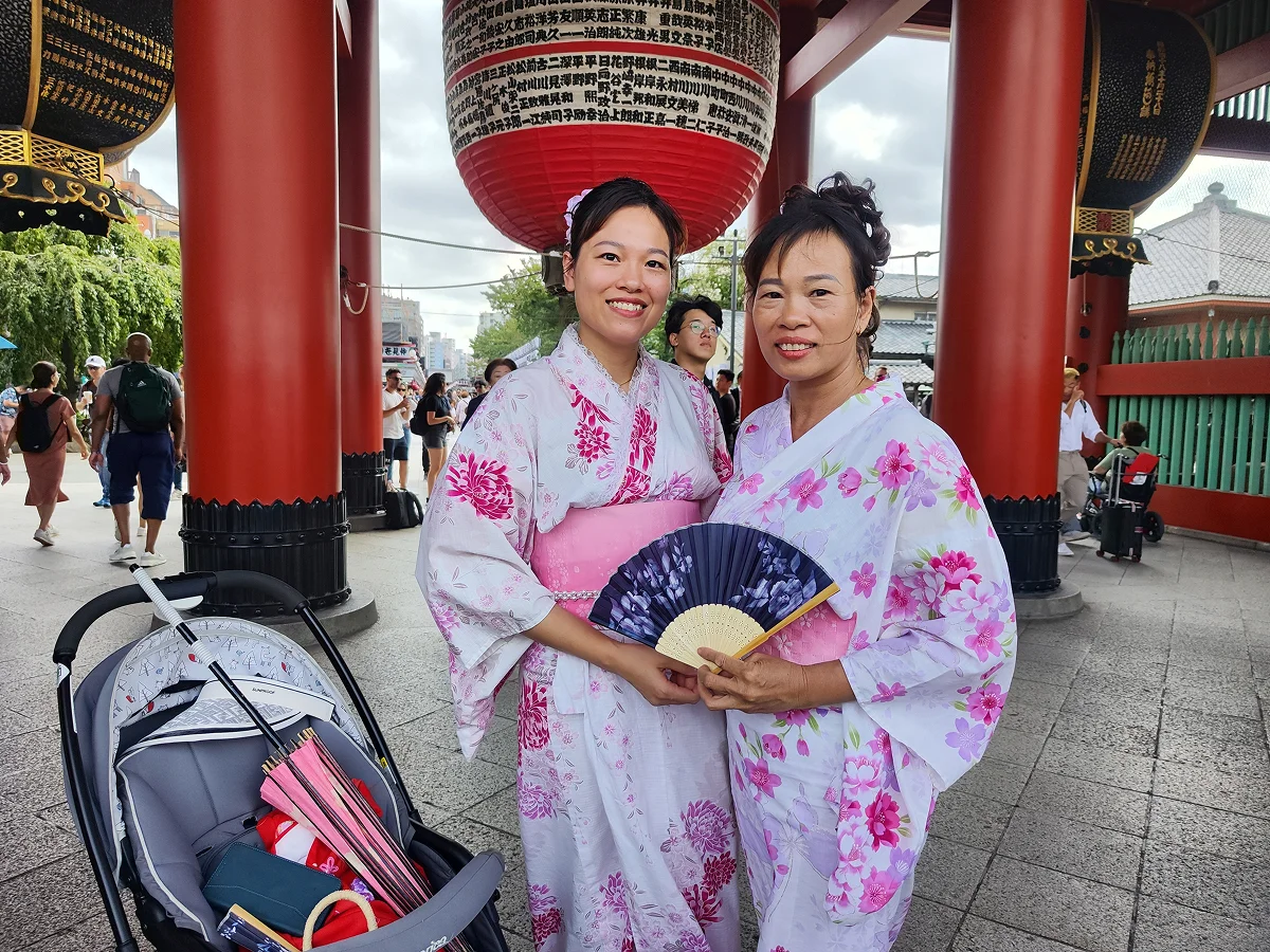 Japanische Frauen in Kimono vor einem Tempel