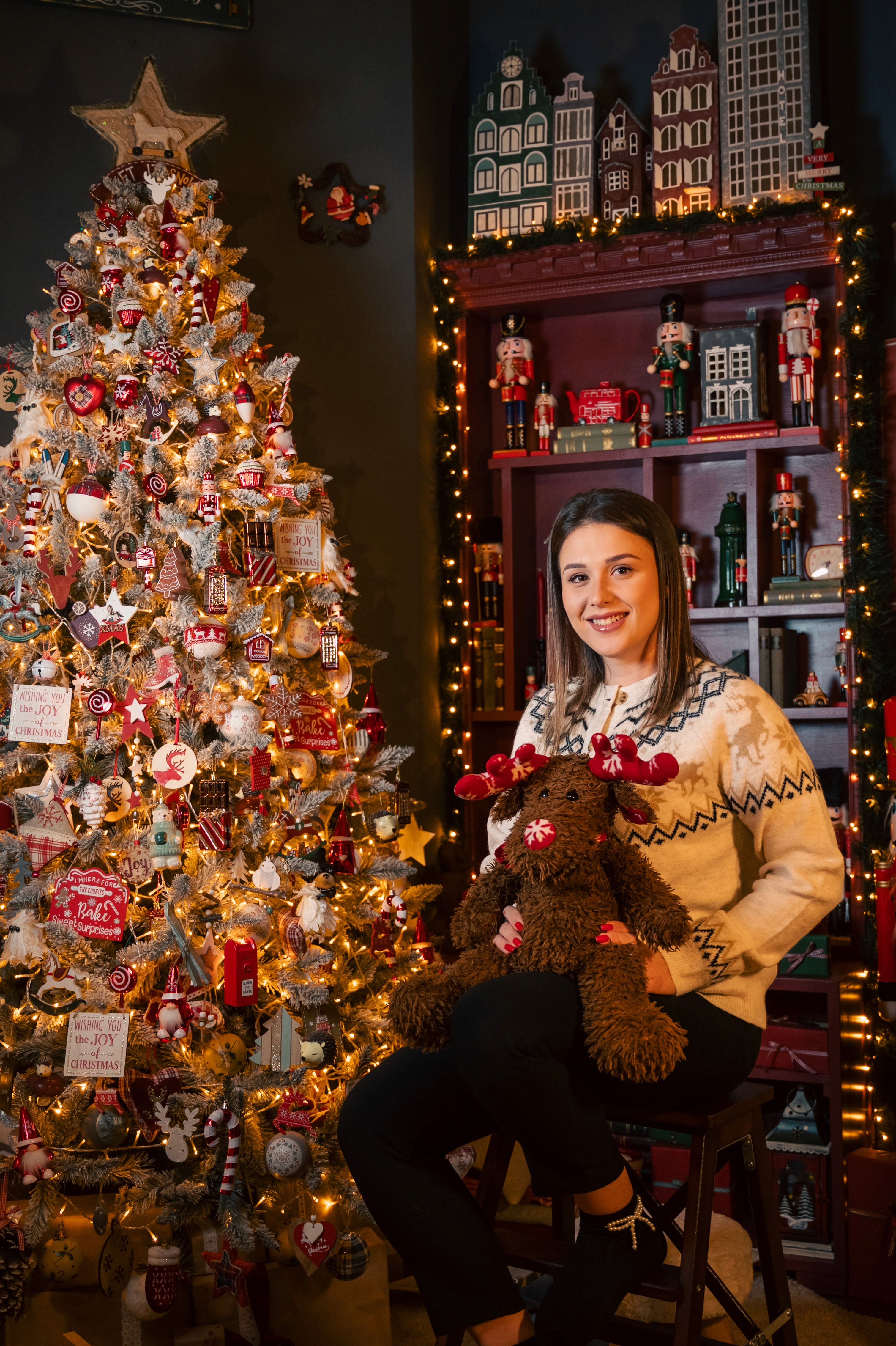 Ședință foto de Crăciun cu portret feminin lângă brad împodobit