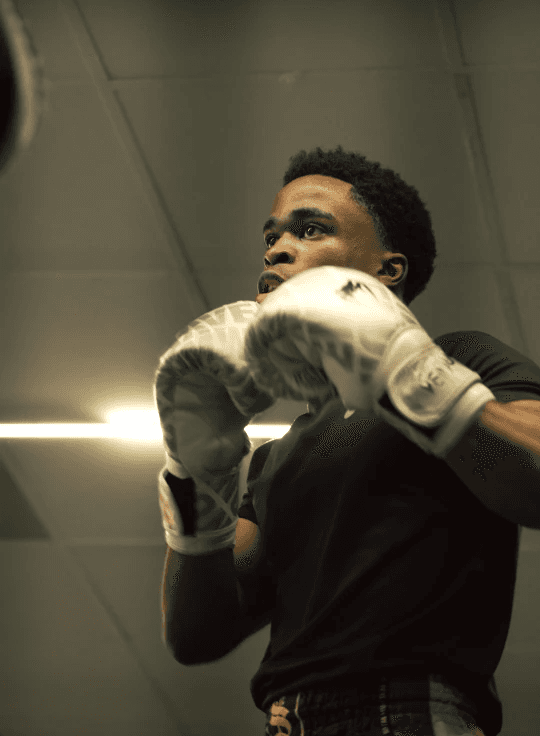 atleta muay thai boxeando