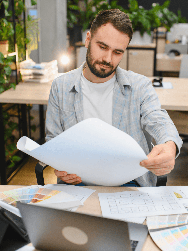 Man som kollar på papper