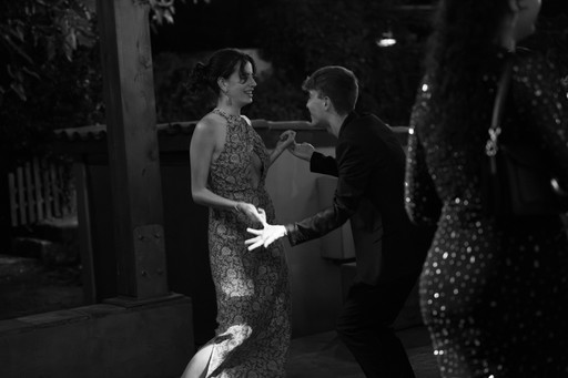 Pareja joven bailando en un Paso de ecuador