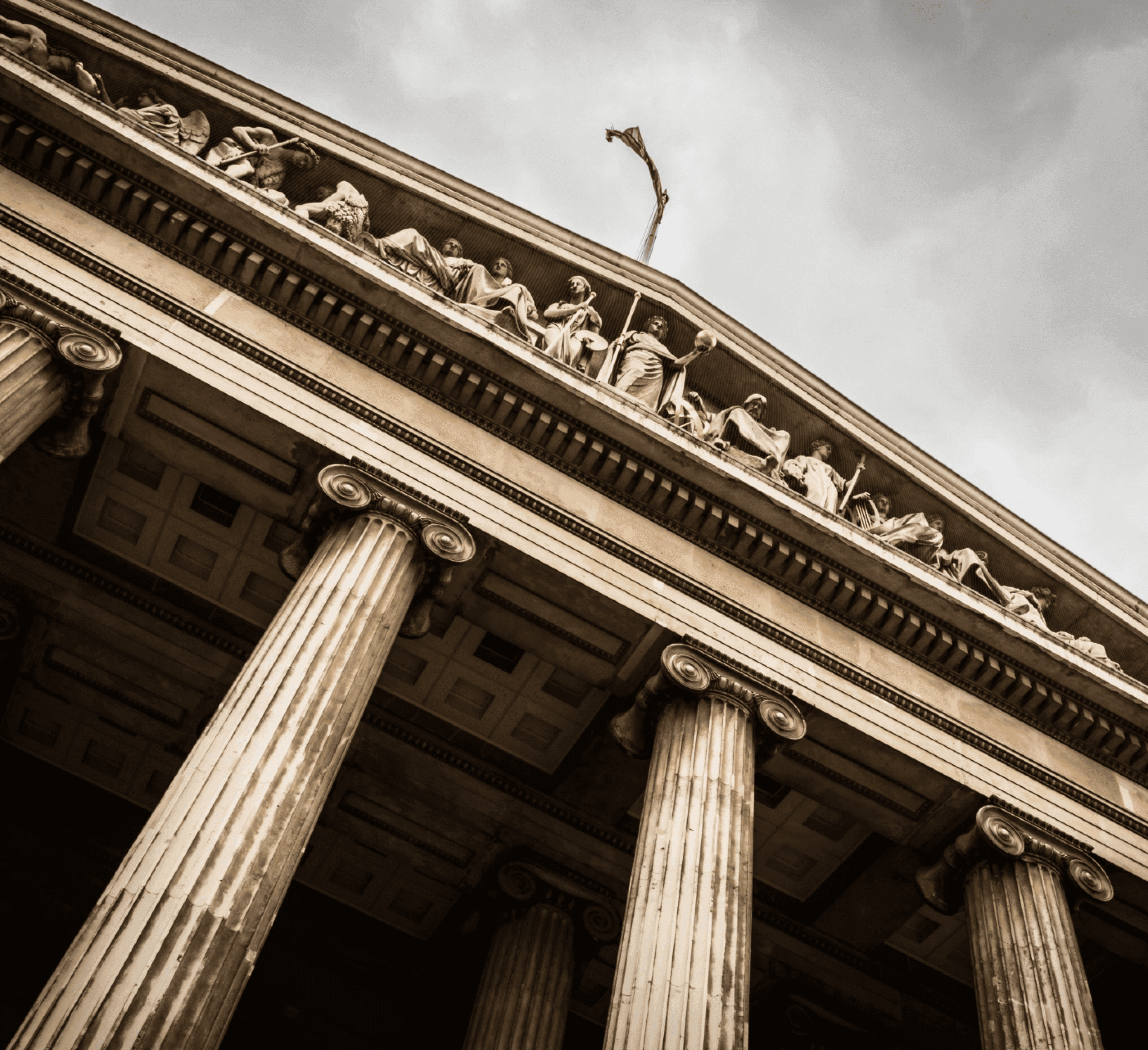 재판소원 및 헌법소원 전문 변호사의 치밀한 법리 검토와 승소 실적을 상징하는 법원 전경